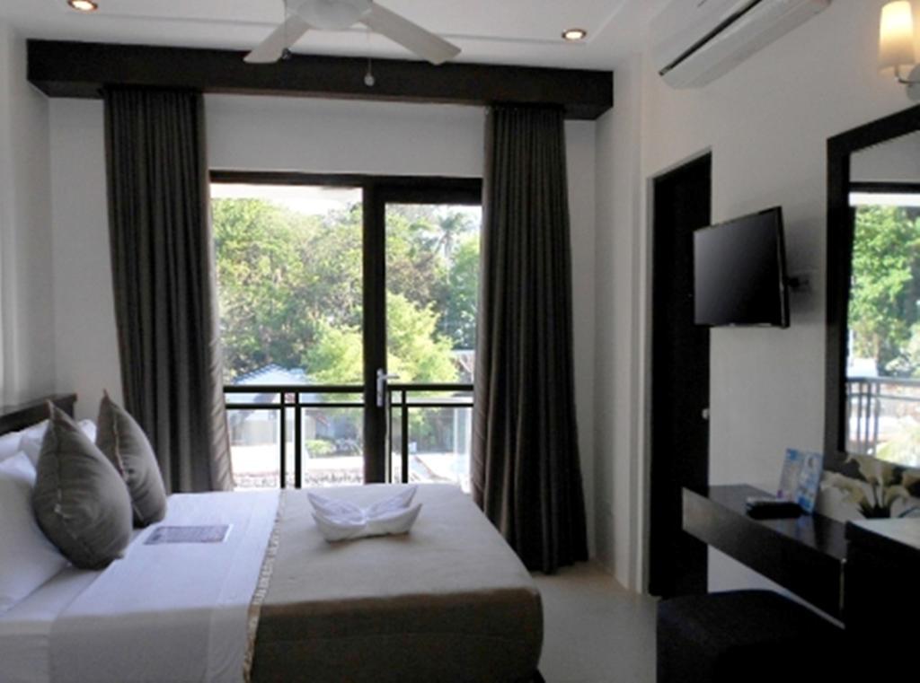 One Crescent Place Hotel Balabag  Zimmer foto